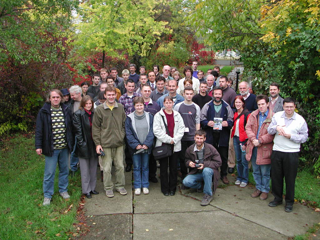 A 2002 októberében megrendezett szegedi találkozó résztvevői.